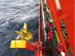 Figura 1. Fase di rilascio del carotiere a gravità da 2.3 t per il campionamento di sedimenti marini nel Mare di Ross. Foto di Federico Giglio, CNR-ISMAR Bologna newletters10 carote fondali marini 1