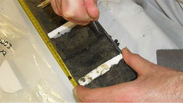 Figura 2. Campionamento di un livello di tefra rinvenuto all’interno di una carota di sedimento campionata nel Mare di Ross. Foto di Alessio Di Roberto newletters10 carote fondali marini 2