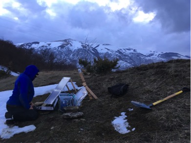 Foto 3 - David Hawthorn, del BGS, mentre scarica (al freddo!) i dati della stazione ED23 in località Spelonga ns12 principe carlo 3