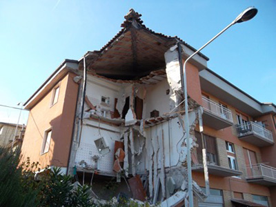 Figura 1 – Crollo parziale in edificio di tipo B a San Severino Marche. ns13 quest1