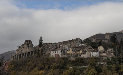 Figura 2 – Panoramica di Arquata del Tronto dopo le scosse del 26 e 30 ottobre. ns13 quest2