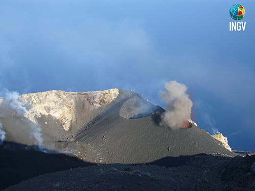 Il cratere di Stromboli nel 2009 durante una lieve attività eruttiva © Paolo Madonia Fucina4