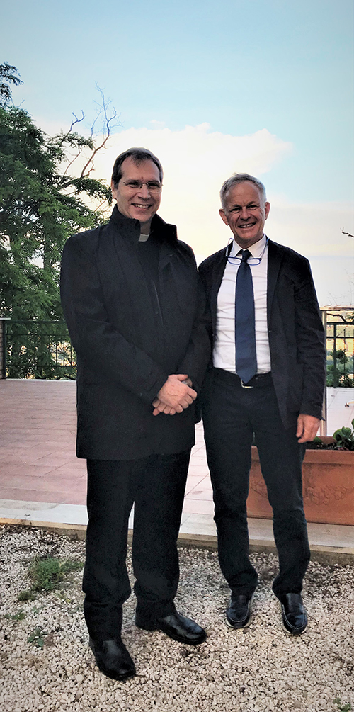 A sinistra: Padre Mauro Oliva, Cappellano degli Enti di Ricerca del MIUR - A destra: Carlo Doglioni, Presidente dell’INGV