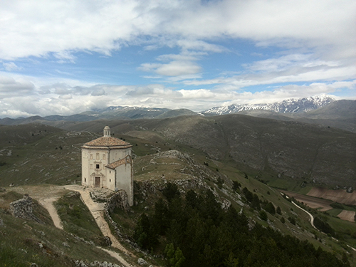 Il gruppo del Gran Sasso visto da Rocca Calascio (AQ). Il vasto altopiano (visibile in primo piano) situato a Sud del massiccio montuoso, (inviduato dalle vette innevate) costituisce una importante area di ricarica della falda acquifera del Gran Sasso. (Ph: Nicola D’Agostino) artide2