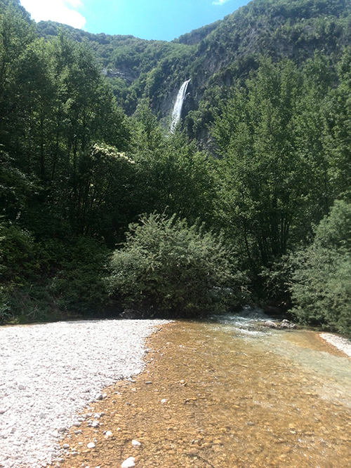 La cascata di Zompo lo Schioppo rappresenta una delle cascate naturali più alte dell'Appennino centrale. Alimentata dalla falda acquifera dei Monti Simbruini, è un esempio di sorgente carsica intermittente che si estingue annualmente nei mesi estivi e autunnalli. (Ph: Nicola D’Agostino) artide3