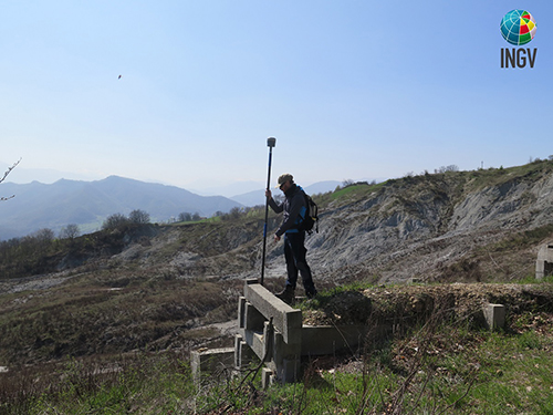 Alessandro Fornaciai acquisisce punti GPS sulla frana Lavina di Roncovetro, Reggio Emilia per la correzione e georeferenziazione del modello 3D della frana laboratorio