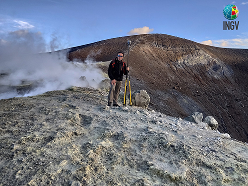 Luca Nannipieri acquisisce punti GPS sul cratere dell’Isola di Vulcano per la correzione e georeferenziazione del modello 3D del cratere laboratorio1