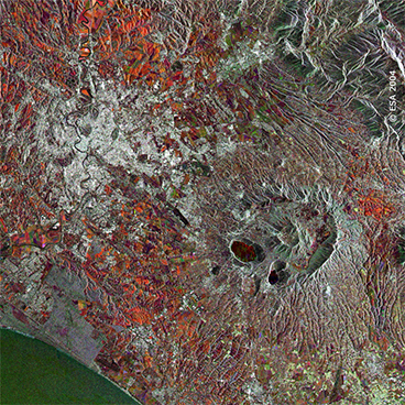 Immagine satellitare del complesso vulcanico dei Colli Albani. Sulla sinistra la città di Roma attraversata dal fiume Tevere