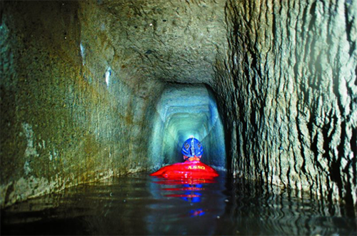 L’interno dell’emissario del lago Albano costruito dai Romani nel IV secolo a.C.