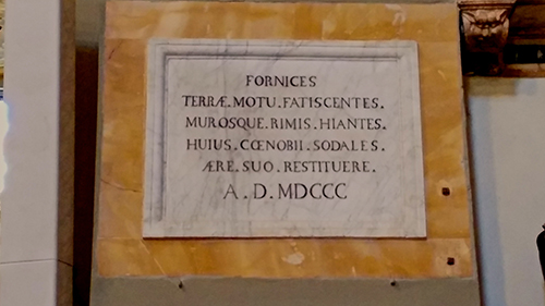 Siena, chiesa di San Martino. Lapide commemorativa dei restauri successivi al terremoto del 1798, completati nell’anno 1800.