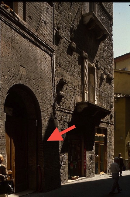 Siena, Via Banchi di Sotto. Sperone costruito dopo il terremoto del 1798 per ristabilire la facciata di un palazzo.