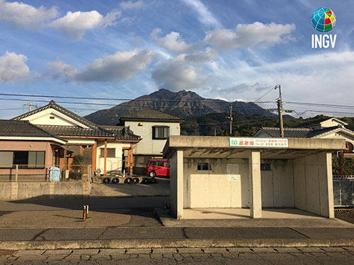 Uno dei “bunker” lungo la strada sotto i quali è possibile ripararsi in caso di eruzione