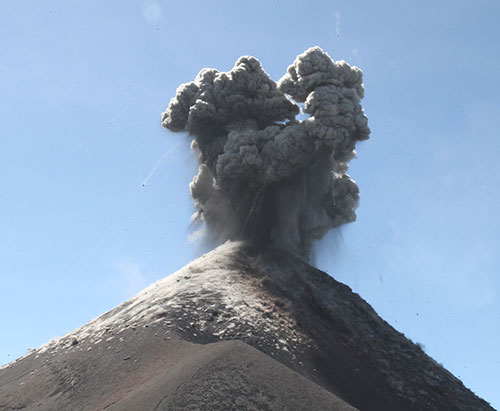Tipica esplosione al Volcán de Fuego, con lancio di balistici che ricadono in area sommitale e con la formazione di un pennacchio di cenere che si solleva per alcune centinaia di metri sopra il vulcano Fucina2