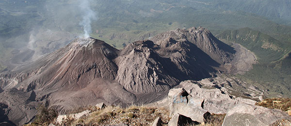 Il complesso di duomi lavici detto “Santiaguito”, ai piedi del vulcano Santa María. Da sinistra: Caliente, La Mitad, El Monje e El Brujo Fucina3