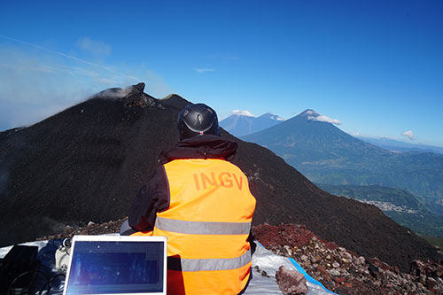 Acquisizione di video dell’attività del vulcano Pacaya con camera termica e visibile ad alta velocità. Sullo sfondo sono visibili, da sinistra, i vulcani Fuego, Acatenango e Agua (ottobre 2018) Fucina4