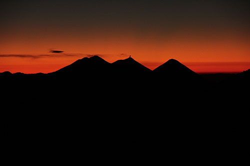 L’alba dal vulcano Santa María. Sono visibili, da sinistra, i vulcani Acatenango, Fuego (con emissione di cenere) e Agua Fucina5