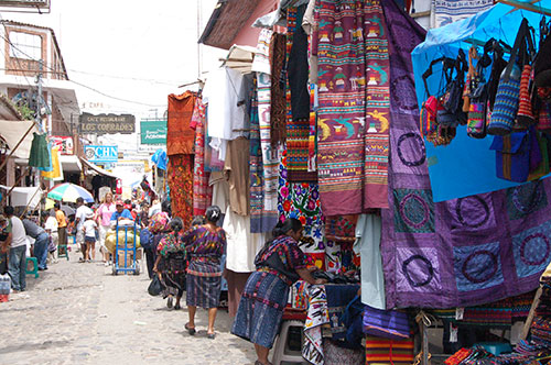 Uno dei coloratissimi mercatini artigianali presenti ad Antigua, l’antica capitale del Guatemala Fucina6