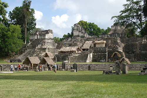 Panoramica su una piazza dell’antica città Maya di Tikal; sulla sinistra una delle famose piramidi presenti in questo sito archeologico patrimonio dell’UNESCO Fucina7