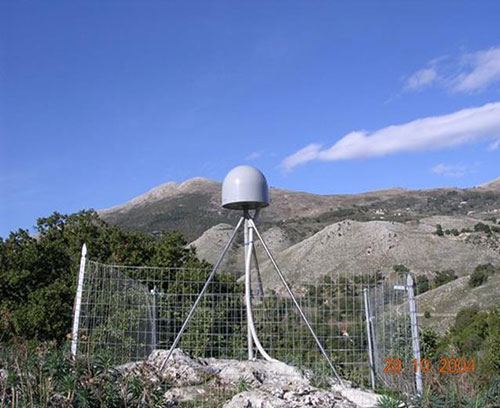 Una stazione permanente GPS della rete RING dell'INGV situata a Muro Lucano (PZ) pennino1