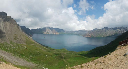 Il lago vulcanico della caldera dello Changbaishan (la Cina a sinistra, la Corea del Nord a destra) Fucina2