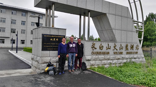 Guido Ventura, sulla destra, con il collega dell’INGV Vincenzo Sepe e il Direttore dell’Osservatorio Vulcanologico del Changbaishan Fucina4