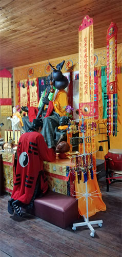 Interno di una pagoda nella foresta nel Parco Vulcanologico Changbaishan (confine Cina-Corea del Nord) Fucina6