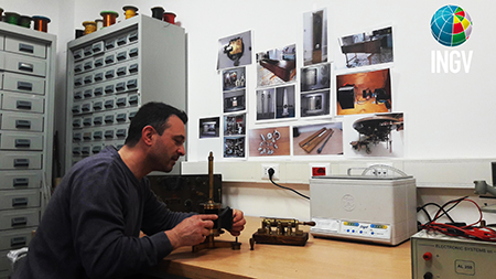 Manuele Di Persio nel Laboratorio di Restauro de L'Aquila intento a ridare vita ad un declinometro dell'Ottocento esperienze di laboratorio articolo