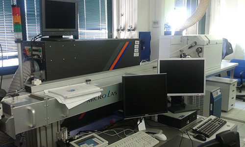 Il laser UV ad alta potenza e focalizzazione GeoLas Pro ArF excimer laser 193 nm e lo spettrometro di massa al plasma Agilent-7500 CX ICPMS. Strumento