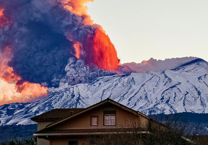 Fontana di lava al Cratere di Sud-Est, accompagnata da violente interazioni fra lava e neve, vista da Linguaglossa al culmine del parossismo del 16 febbraio 2021. Foto di Vincenzo Greco, guida vulcanologica cover