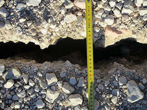 Rottura co-sismica con apertura di circa 10 cm management2