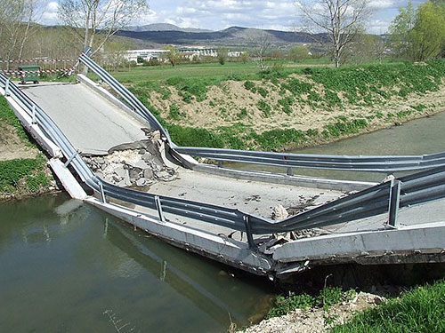 Rottura e crollo del ponte sul fiume Aterno, località Onna, terremoto di L’Aquila del 6 aprile 2009, Abruzzo management3
