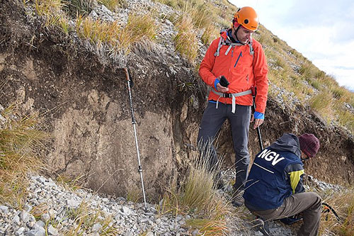 Personale EMERGEO al lavoro su una scarpata di faglia co-sismica sul versante del monte Vettore, località Castelluccio di Norcia, terremoto di Norcia del 30 ottobre 2016, Umbria. La dislocazione verticale ha raggiunto un massimo di oltre 2 m management4