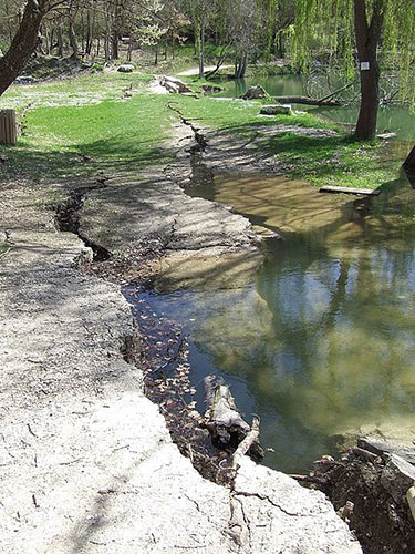 Evidente sprofondamento delle sponde del lago Sinizzo, di origine carsica, a causa di fratture co-sismiche con apertura sino a 2 m, località San Demetrio ne’ Vestini, terremoto di L’Aquila del 6 aprile 2009, Abruzzo management5