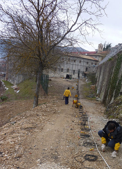 Indagini geofisiche effettuate dal gruppo operativo EMERSITO durante l’emergenza L’Aquila 2009 pennino1