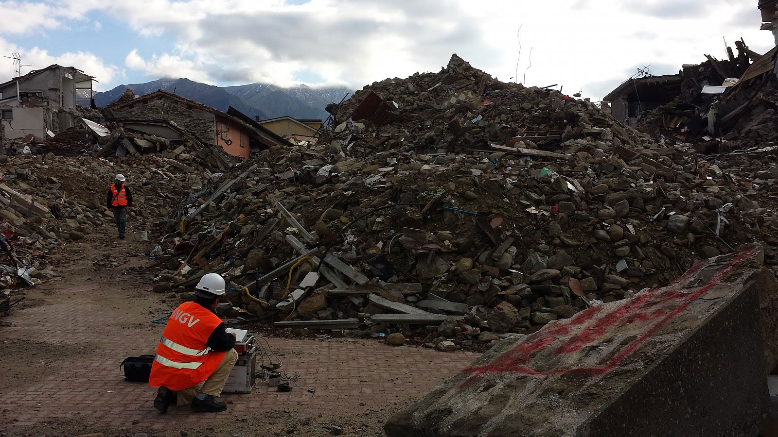 Installazione di una stazione sismica davanti ai crolli di Amatrice, 2016 management1