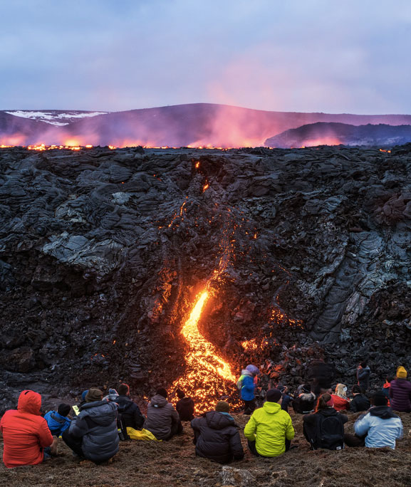Una piccola folla radunata nella Valle Geldingadalir (nei pressi del Mt. Fagradalsfjall) osserva l’eruzione in corso (ph. Piotr Mickevic, marzo 2021) Fucina4