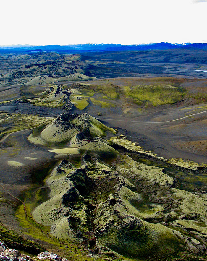 La fessura eruttiva di Laki. L’eruzione di Laki (8 giugno 1783 – 7 febbraio 1784) ebbe inizio con un breve evento esplosivo su una fessura di piccole dimensioni e successivamente la lava emessa fluì rapidamente nella gola del fiume Skaftá (da qui il nome islandese ‘Skaftàreldar’, ‘Skaftár Fires’). Il complesso di bocche eruttive e coni di scorie lungo 27 km (Lakagigar o anche Skaftàreldagìgar) è composto da dieci fessure sub-parallele distribuite su entrambi i lati del molto più antico rilievo di ialoclastite di Laki. Nella foto, una parte del Lakagigar (ph. Gianfilippo De Astis, 2007) Fucina5