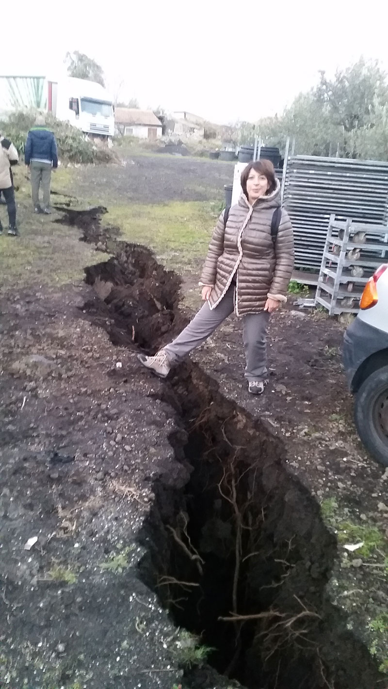 La Ricercatrice Alessandra Maramai; foto sul campo per il terremoto dell’Etna del 2018. pennino1