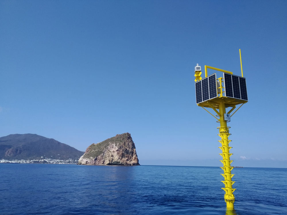 Immagine della meda installata a Panarea. La meda è ancorata alla profondità di 23 metri e collegata ad un osservatorio sottomarino. La meda fornisce energia e connessione all’osservatorio artide2