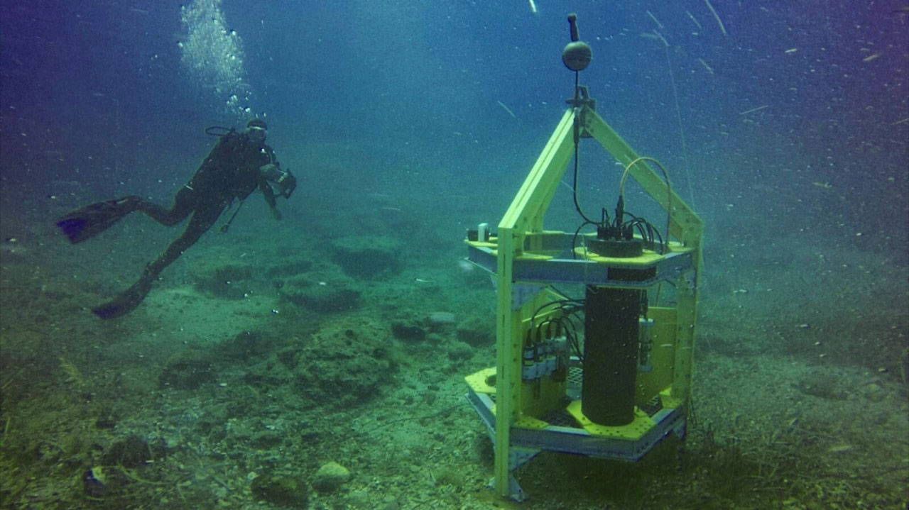 Osservatorio collegato a meda. Immagine dell’osservatorio sottomarino collegato alla meda. L’osservatorio è dotato di sensori chimico-fisici e oceanografici (pH, temperatura dei fluidi idrotermali, conducibilità, CO2 disciolta, acustica) che forniscono in automatico dati ogni 15 minuti. I dati vengono trasmessi alla sala di monitoraggio di Palermo ogni ora. artide3