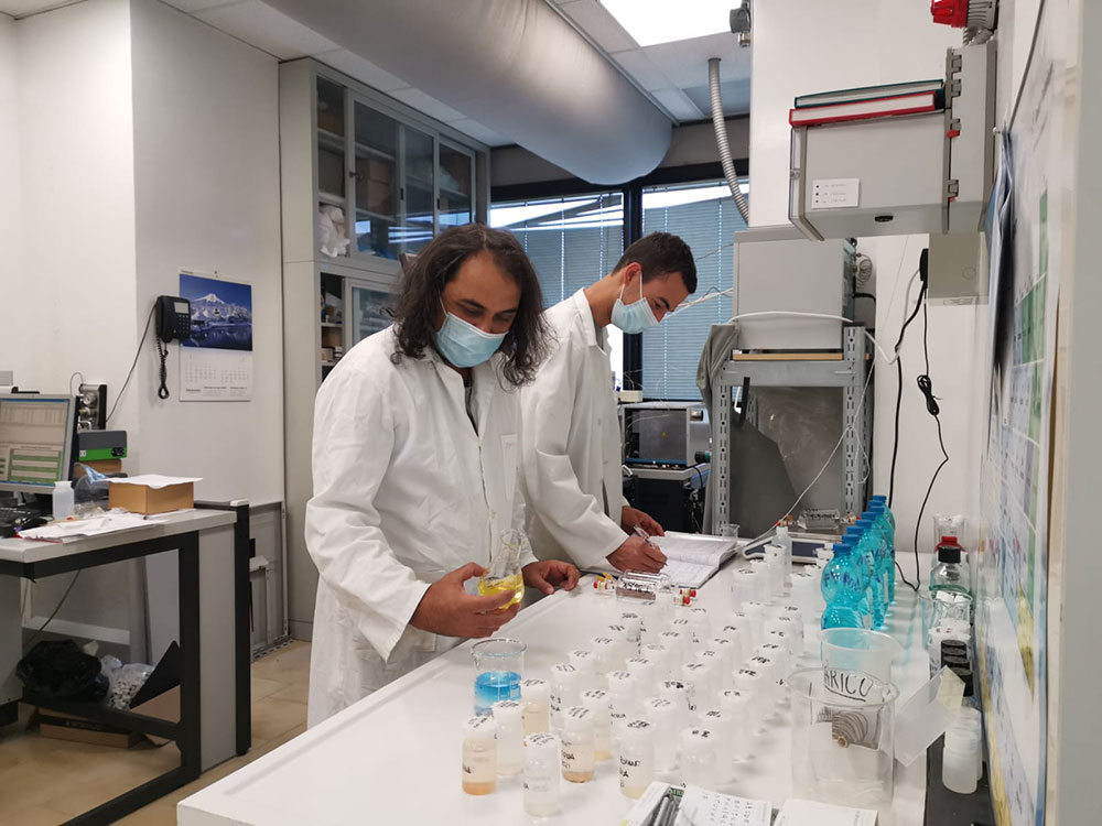 Ricercatori dell’Osservatorio Vesuviano dell’INGV nel Laboratorio di Geochimica della Sezione management1