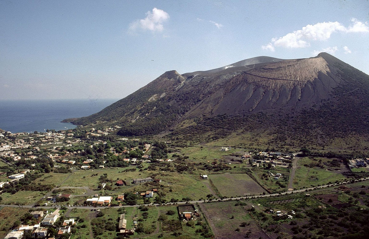 Il cono della Fossa visto da Lentia (ottobre 1996), con la lingua di lava di Pietre Cotte che si estende fino alla base del cono. A sinistra l’abitato di Vulcano Porto (Ph: Boris Behncke) Fucina1