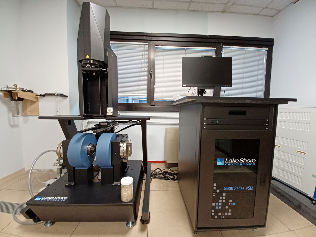 Il nuovo magnetometro a vibrazione Lakeshore 8604 in dotazione al laboratorio di paleomagnetismo dell’INGV, per la misurazione dei cicli d’isteresi magnetica, inaugurato con misurazioni ad alta sensibilità su filtri PM10, foglie e licheni campionati a Roma. artide1