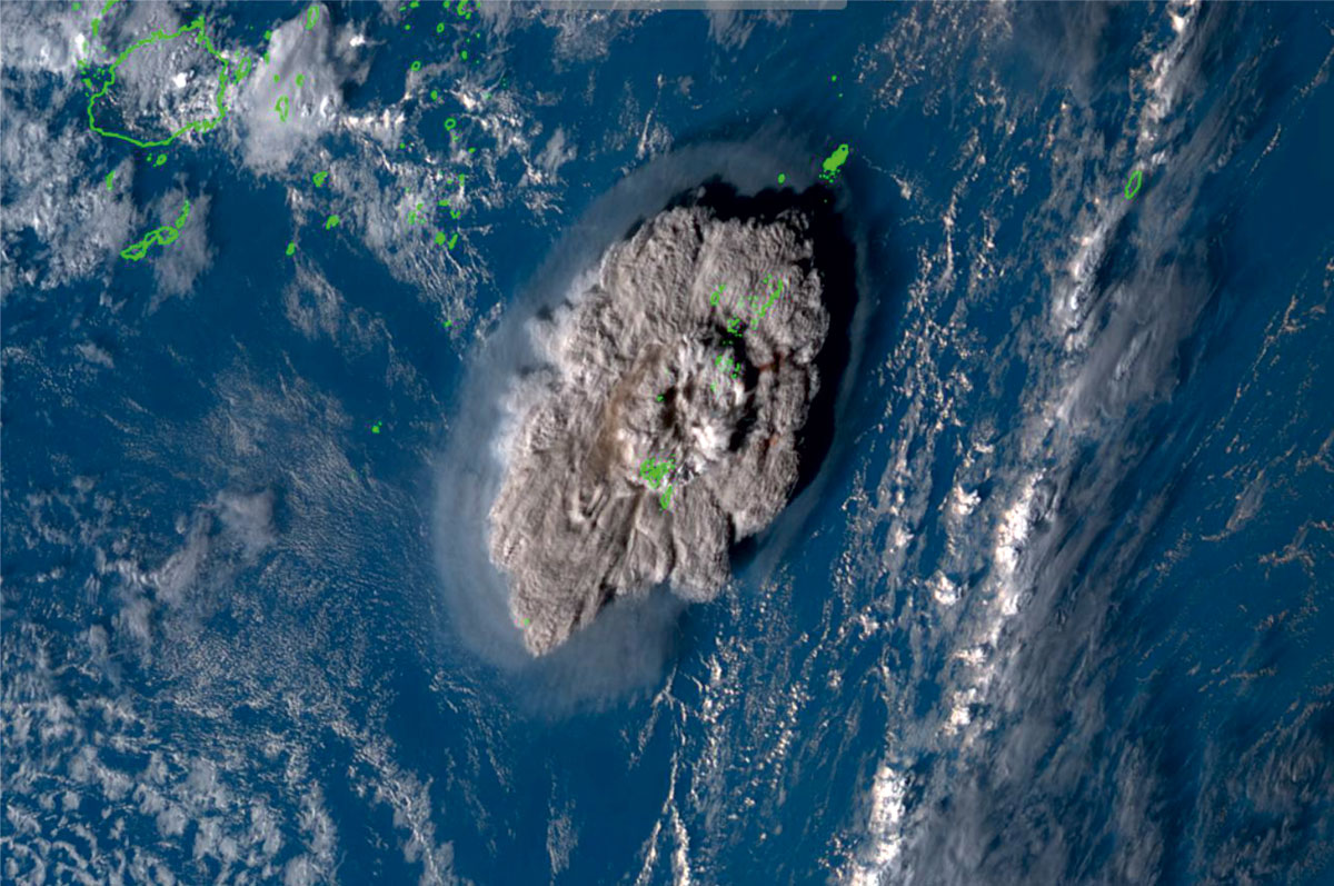 L'immensa nube prodotta dall'eruzione del vulcano Hunga Tonga–Hunga Ha’apai del 15 gennaio 2022, ore 17:00 locali (06:00 UTC), vista dal satellite giapponese Himawari. Le sagome verdi indicano le posizioni delle isole Fiji, in alto a sinistra, e, sotto la nube eruttiva, le isole Tonga fucina1