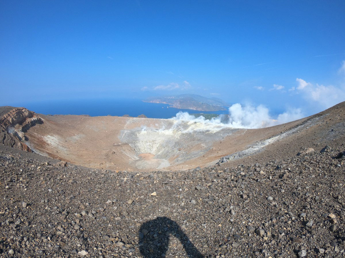 Il cratere La Fossa, sull’isola di Vulcano, e il campo fumarolico principale come si presentava il 29 settembre 2021. Foto di Marco Anzidei (INGV) management1