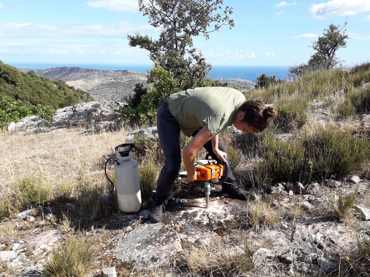 Lavoro di campionamento paleomagnetico sul terreno. management2