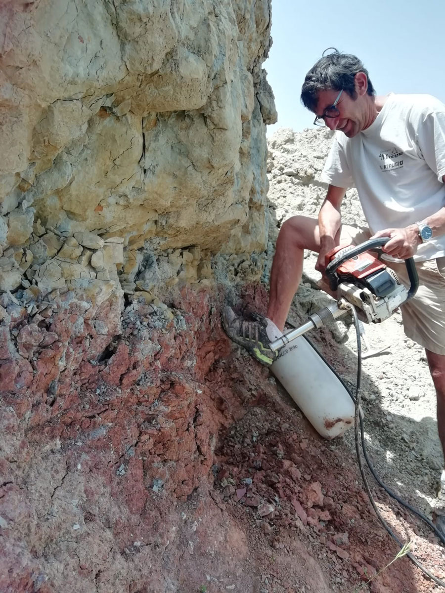 Fabio Speranza durante il lavoro di campionamento paleomagnetico sul terreno. management1