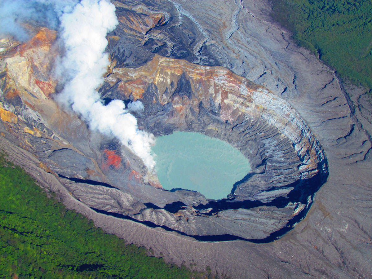 Laguna Caliente del vulcano Poás, Costa Rica, prima della distruzione del duomo (rosso) nell’aprile 2017 (2012, foto di Raúl Mora-Amador) Fucina2