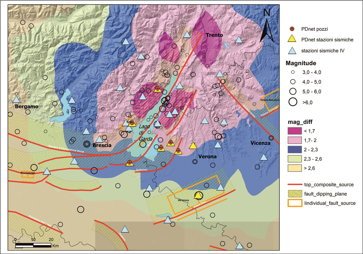 Stazioni sismiche della PDnet (triangoli in giallo) e stazioni sismiche della Rete Sismica Nazionale (RSN, triangoli in azzurro) installate nell’area gardesana veronese. La scala di colori della mappa corrisponde alla soglia minima di magnitudo registrabile nell’area a seguito dell’installazione della nuova rete. La fonte delle strutture sismogenetiche attive o presunte è il Database DISS3.0. E’ riportata anche la sismicità storica (Catalogo Parametrico dei Terremoti Italiani) e quella strumentale con magnitudo superiore a 3. Fonte: Blog INGV Terremoti. pennino1