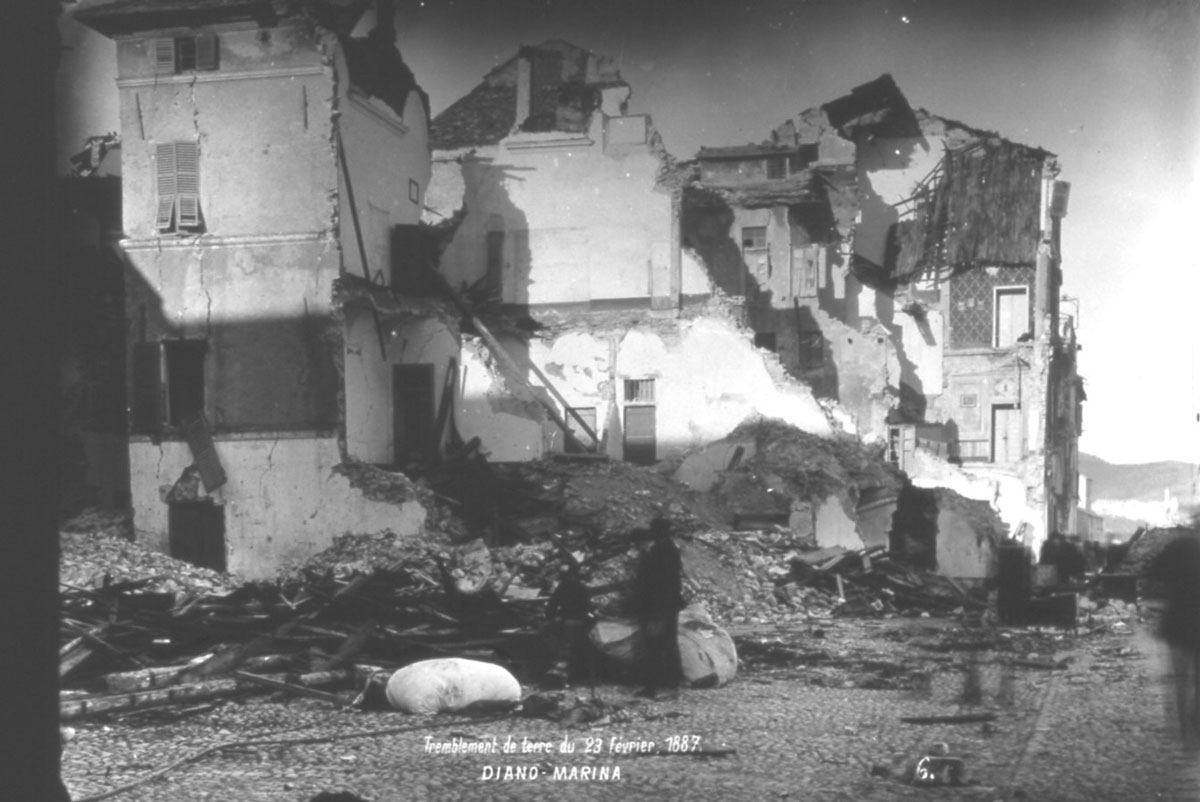 Diano Marina subì le conseguenze del terremoto e, poco dopo, anche del maremoto. Le cronache dell’epoca descrivono danni su quattro/quinti degli edifici e riportano 150 vittime. terra racconta2